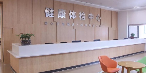 3）熟悉醫(yī)院建筑情況，根據建筑平面圖確定空調、通風安裝的位置，根據使用時間、潔污程度、特殊要求等，來劃分空調通風安裝，安裝配置要科學，不能過大不能過小，安裝要控制方便，對潔凈度有要求、嚴重污染房間應分別獨立自成一個安裝。 4）空調、通風安裝安裝，必須要遵循一個條件：潔、污獨立，避免出現交叉感染的情況。 5）醫(yī)院中央空調安裝回風口應該設置低、中效過濾器，新風安裝需根據室外空氣潔凈等級設置粗效過濾網、中效二級過濾器。